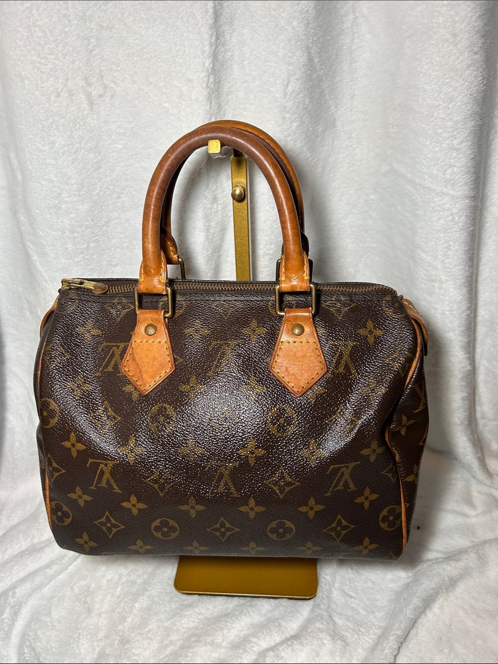 Louis Vuitton Monogram Speedy 25 w/coa (420)